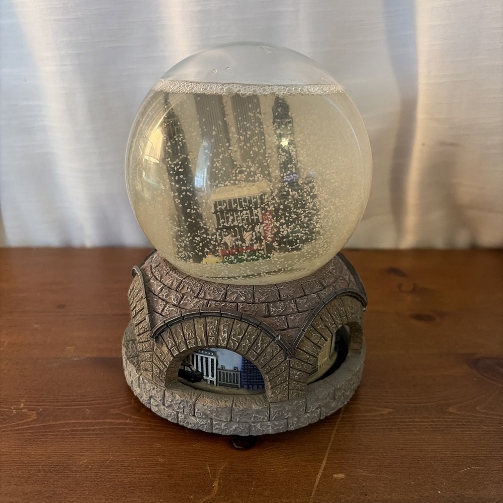 Vintage Macy's Twin Towers/New York‎ City Skyline Animated Musical Snow Globe